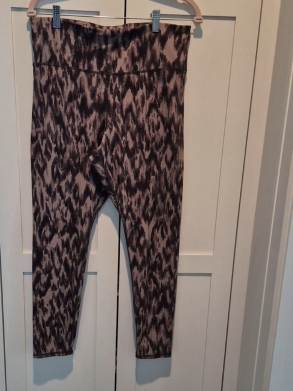 GAP Fit Studio Sky High Womens Beige/Tan and Black Patterned Leggings Sz L
